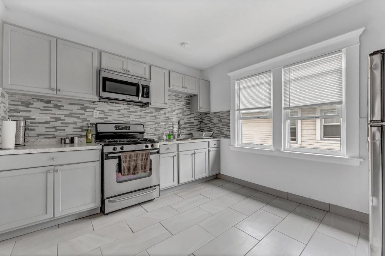 Renovated Main Floor Large 3 Bed House Villa Buffalo Exterior photo